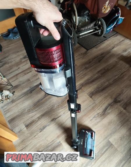 tycovy-bateriovy-vysavac-shark-iz320eut