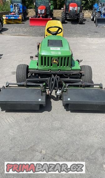 vretenova-sekacka-na-fotbalove-hriste-john-deere-2653a