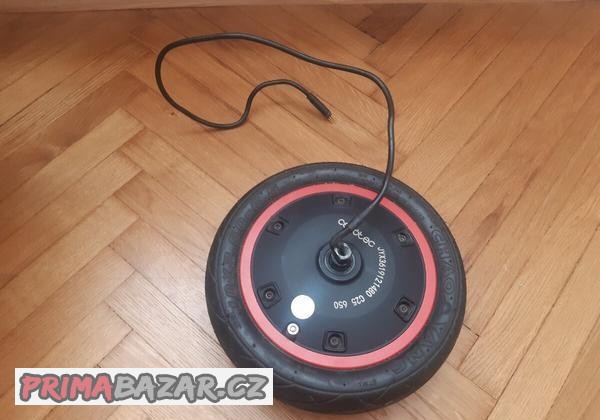 kolo-na-kolobezku-s-motorem