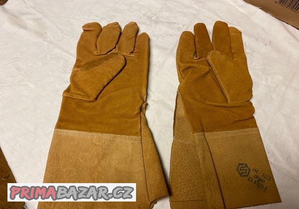 stare-kozene-rukavice-na-moto-veterana-nove