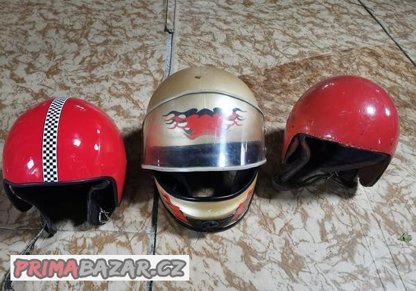 prodam-stare-helmi-na-motorku