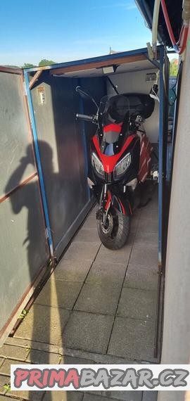 pojizdna-plechova-moto-garaz-na-motorku-skutr