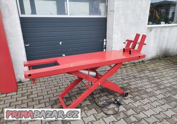 pneumaticky-zvedak-na-motorky-ctyrkolky-a-zahradni-technik