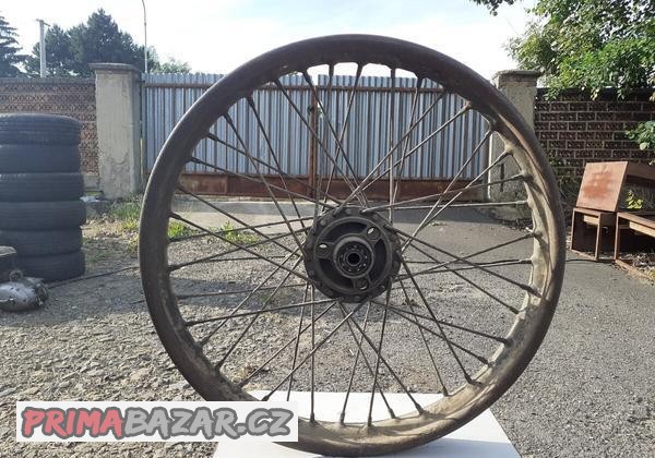 Kolo na předválečny motocykl.