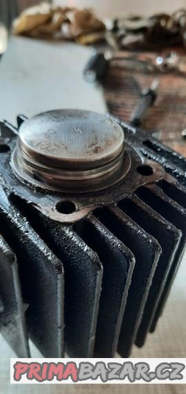 valec-parez-550-555