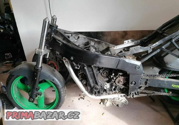 kawasaki-zxr750-h-dily-motor-samostane