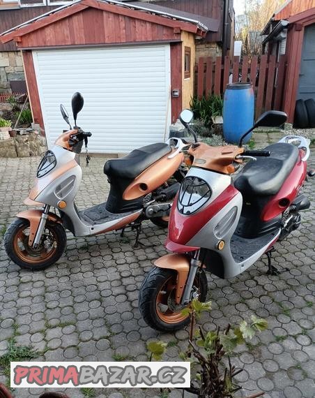 dva-skutry-yuki-rally-a-moto-zeta