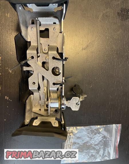 zamykaci-kovovy-drzak-pro-navigaci-garmin-zumo-xt
