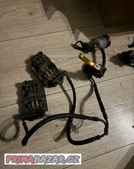 predni-brzda-na-yamaha-r1-07-14