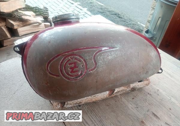 cz-125-175-250-nadrz-v-puvodnim-stavu-cervena