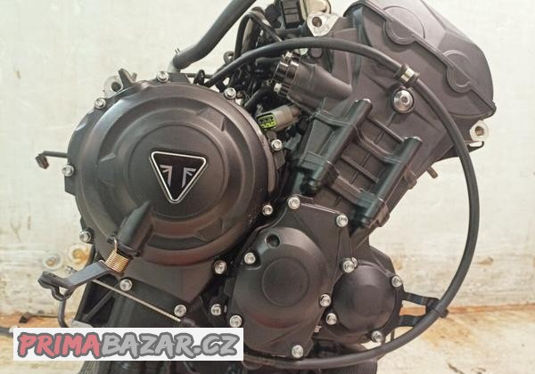 motor-street-triple-rs