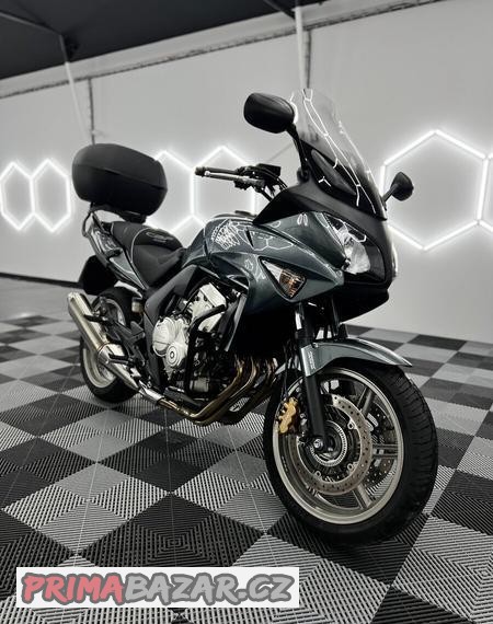 uskladneni-motocyklu-a-pneumatik