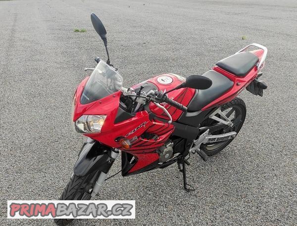honda-cbr-125r-r-v-11-2004