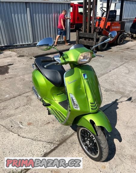 piaggio-vespa-sprint-125ccm-abs-rv-2017-havarovane-pojizdne