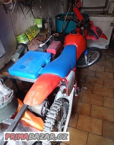 kostra-honda-cr-po-celolaku-predelane-na-ficht
