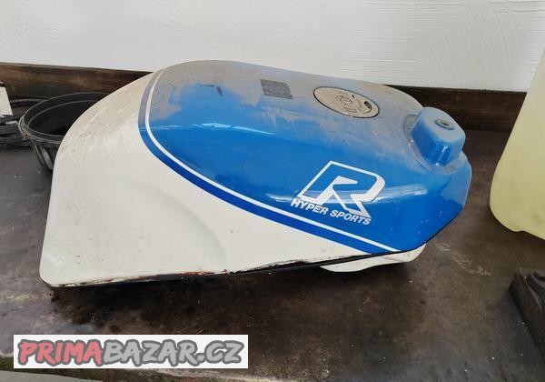 suzuki-gsx-r-750-gr75a-palivova-nadrz