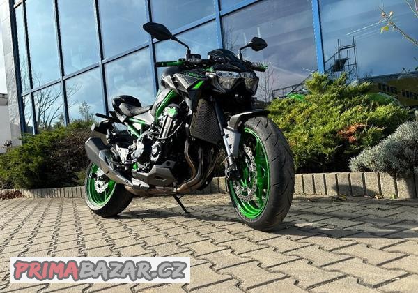 kawasaki-z-900-2022-top