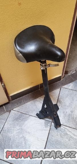 sedadlo-na-motorovou-kolobezku