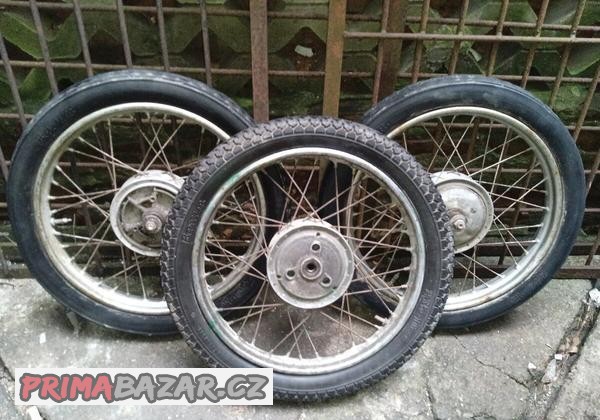 kola-na-motorku-3-ks-dlouho-staly-zn-na-fotkach