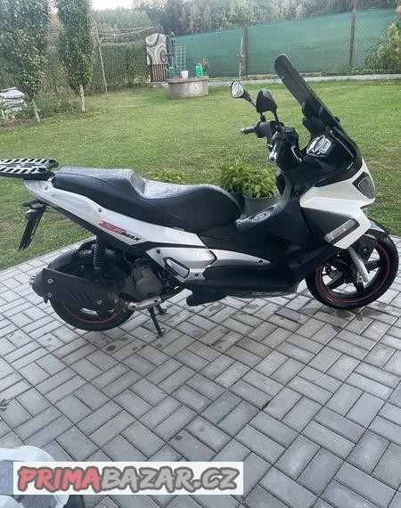 aprilia-sr-max-120-11-kw-2013