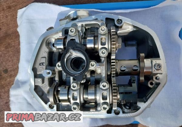 stribrna-leva-hlava-motoru-bmw-r-1200-gs-lc