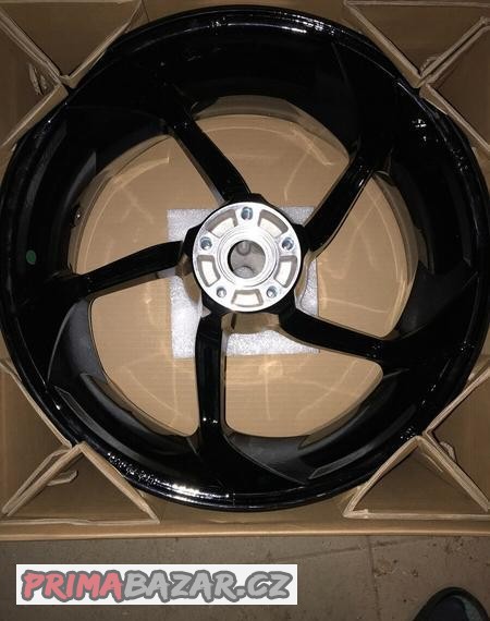 40900483-agitator-18x8-zadni-kolo-breakout