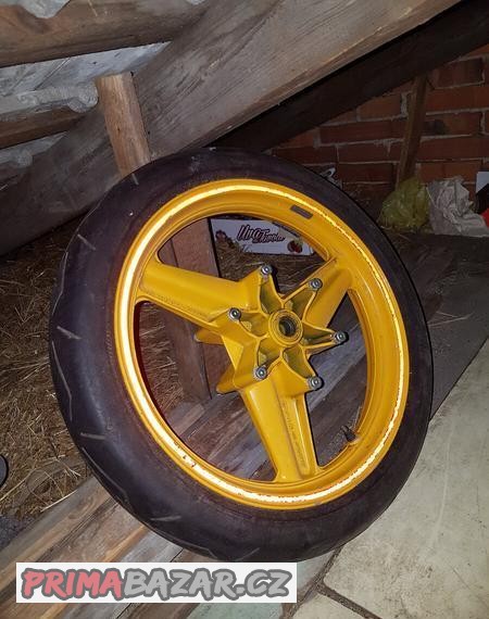 predni-a-zadni-kolo-s-pneu-honda-cbr-600f-1989