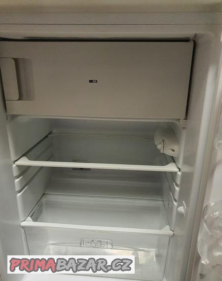 lednicka-s-mrazackem-a-indesit