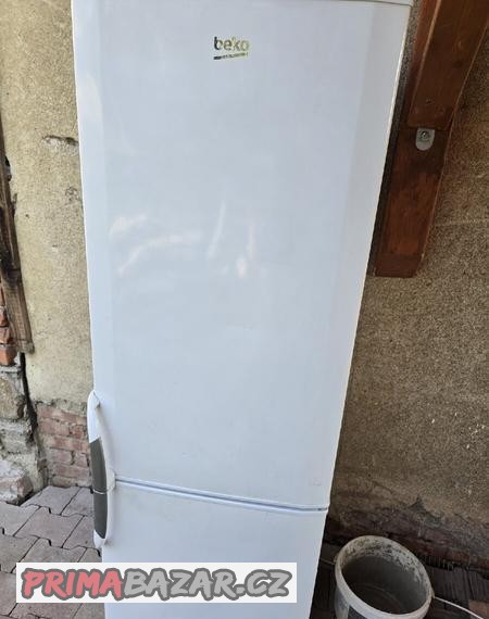 lednice-s-mrazakem-beko