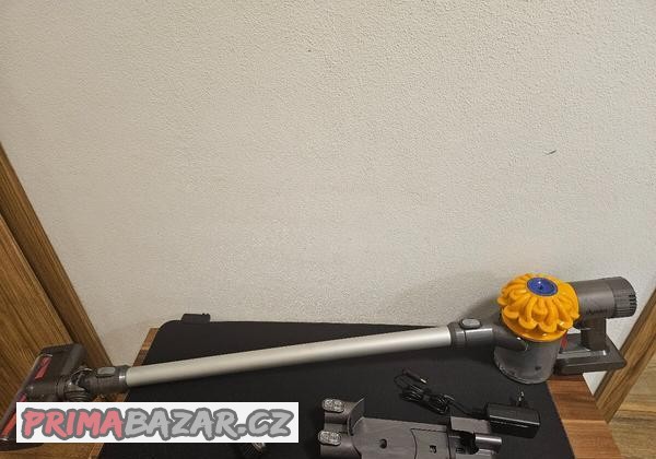 dyson-dc62-s-nabijeckou-a-prislusenstvim