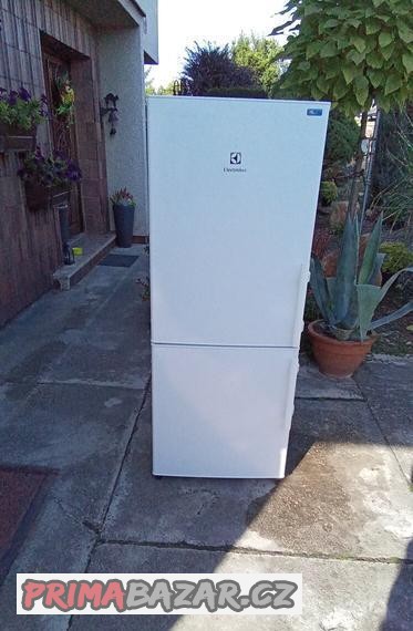 lednice-s-mrazakem-zn-electrolux