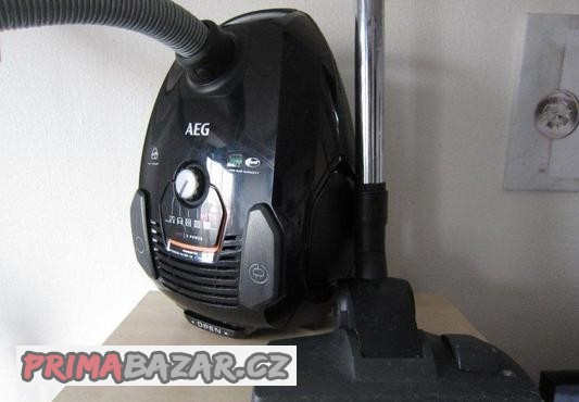 vysavac-aeg-vx7-2-system-silence-pro-omyvatelny-filtr-650w