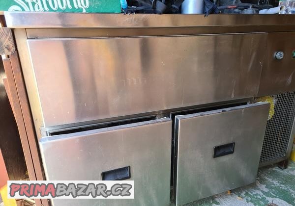 saladeta-se-zasuvkami