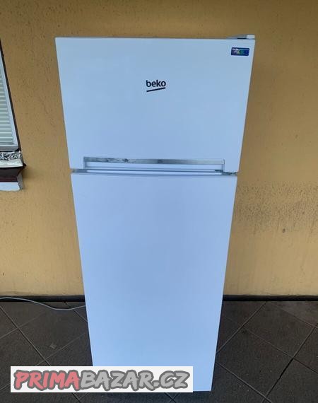 lednice-s-mrazakem-nahore-beko