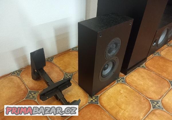 elac-debut-2-0-on-wall-a-drzaky