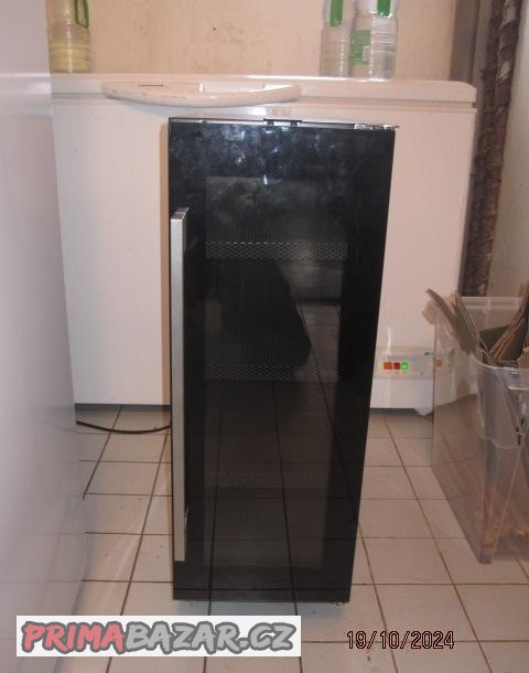 vinoteka-electrolux-erw0673aoa