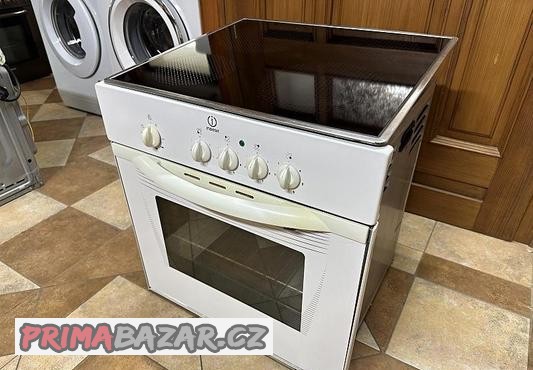 443-sporak-sklokeramicka-deska-a-trouba-indesit