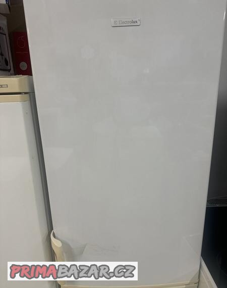 lednice-s-mrazakem-elektrolux
