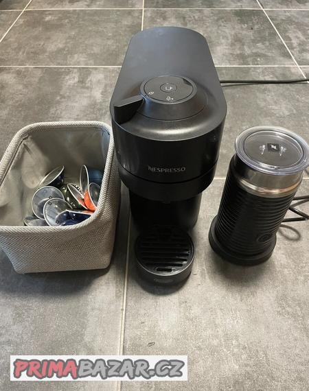 nespresso-vertuo-pop-v-zaruce-aeroccino-kapsle