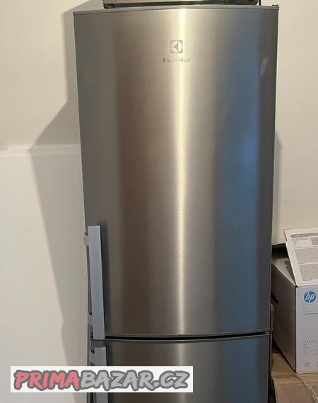 lednice-s-mrazakem-electrolux