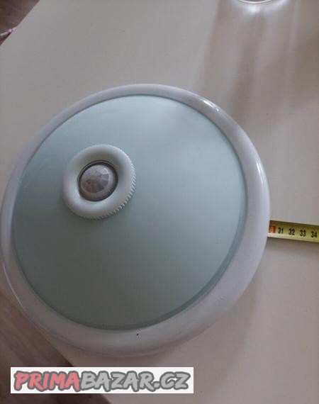 stropni-svetlo-se-senzorem