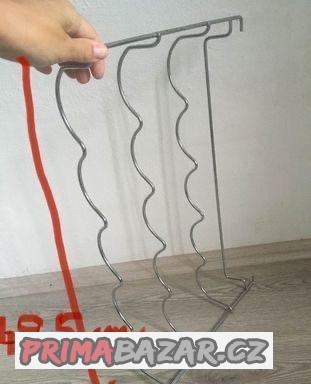 stojan-na-lahve-chladnicky