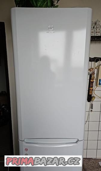 velka-lednice-se-suplikovym-mrazakem-dole