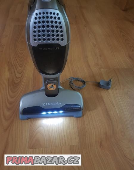 tycovy-vysavac-electrolux-ct120ni