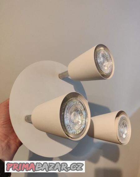 stropni-svetlo-s-zarovkami