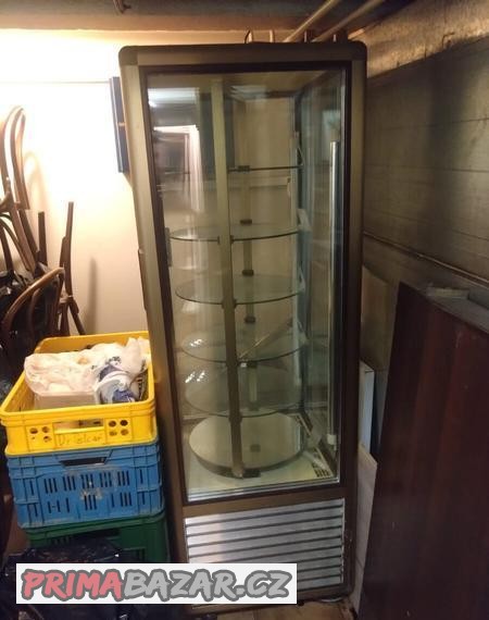 dortova-zakuskova-vitrina-otaceci-podsvetlena