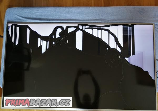 TV Hisense H65M7000 na ND, prasklý displej