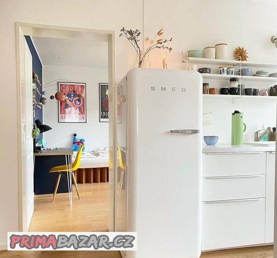 smeg-fab28-bila-skvely-stav-panty-na-prave-strane