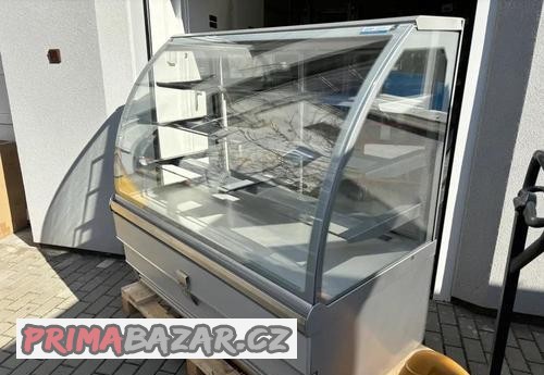 chladici-vitrina-repasovana-se-zarukou