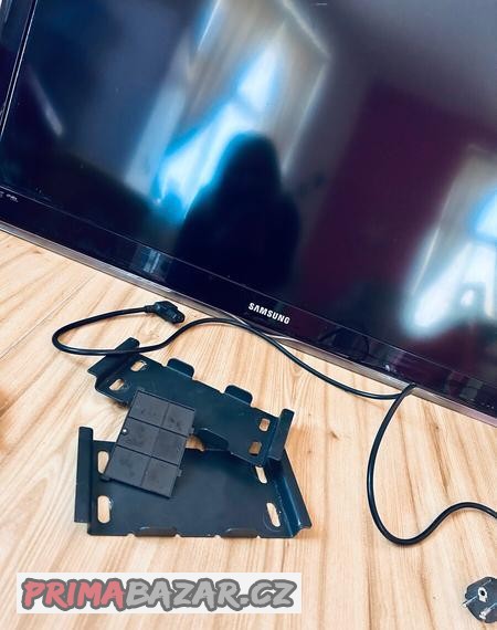 televize-samsung-drzak-na-zed